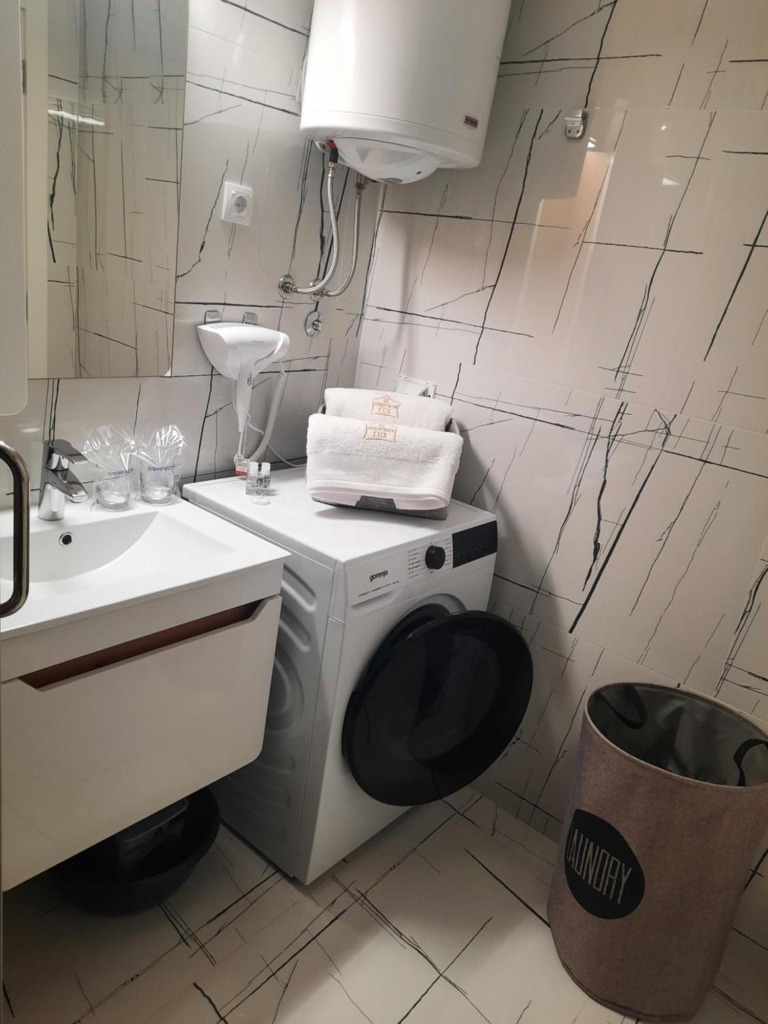 Apartman Lux-Besplatno Koriscenje Zasebne Garaze Szávaszentdemeter Kültér fotó